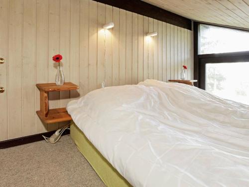 En eller flere senge i et værelse på Three-Bedroom Holiday home in Bindslev 3