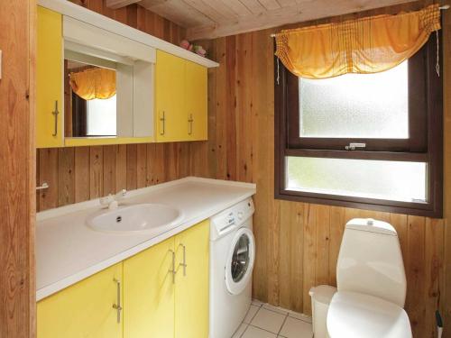 Et badeværelse på Three-Bedroom Holiday home in Bindslev 3