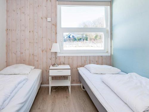 Postel nebo postele na pokoji v ubytování Five-Bedroom Holiday home in Ebeltoft 3