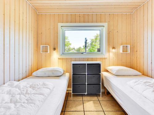 Gulta vai gultas numurā naktsmītnē Three-Bedroom Holiday home in Nordborg 5