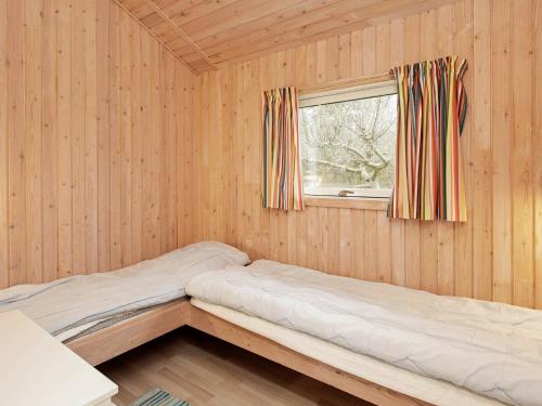 HumbleにあるFour-Bedroom Holiday home in Humble 6の窓付きの木造の部屋のベッド1台