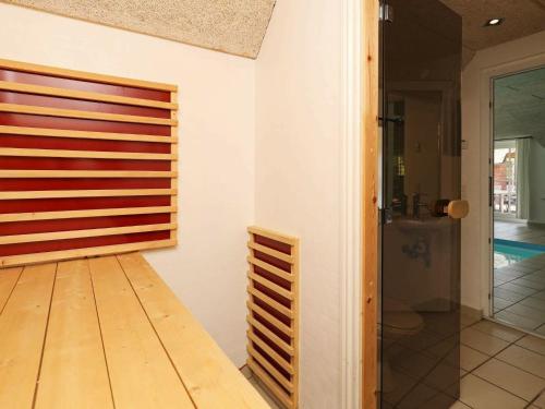 Habitación con paneles de madera en la pared. en 18 person holiday home in Ulfborg, en Øby