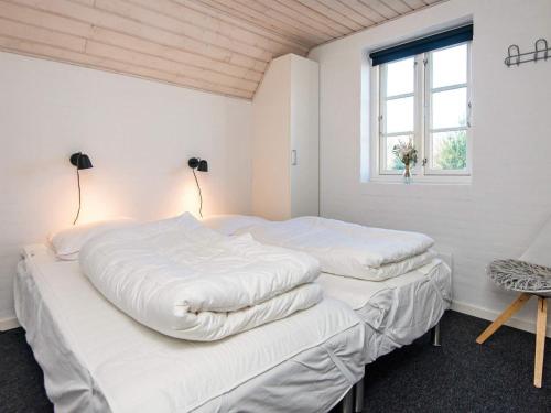 ØbyにあるFour-Bedroom Holiday home in Ulfborg 5のギャラリーの写真