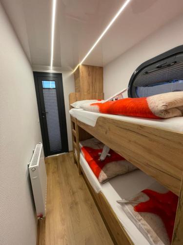 Zimmer mit 2 Etagenbetten in einem Zimmer in der Unterkunft Hausboot Lore in Duisburg