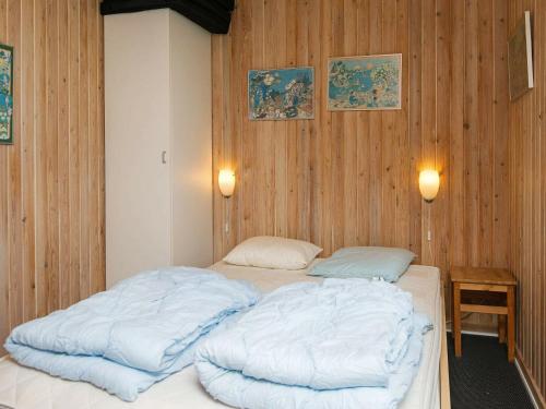 Postel nebo postele na pokoji v ubytování Four-Bedroom Holiday home in Knebel 7