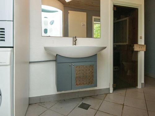 Koupelna v ubytování Four-Bedroom Holiday home in Knebel 7