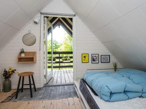 una camera da letto con letto blu in mansarda di Spacious Retreat in Stauning - By Traum Ferienwohnungen a Lem