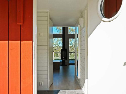 un corridoio aperto con una porta che conduce a una casa di Holiday Home Dalby a Henån