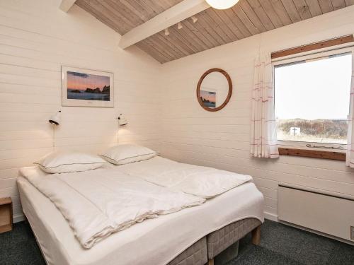 En eller flere senge i et værelse på Three-Bedroom Holiday home in Hirtshals 4