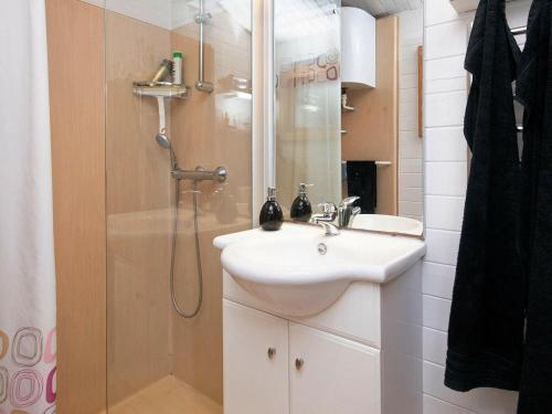 a bathroom with a sink and a shower at Cozy Beach House in Kjul - By Traum Ferienwohnungen in Hirtshals