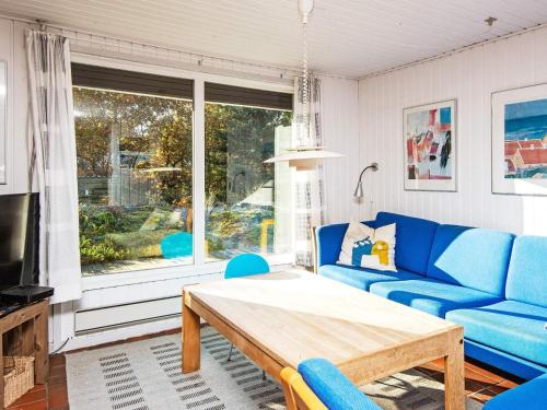 Fjellerup Strandにある6 person holiday home in Glesborgのリビングルーム(青いソファ、テーブル付)