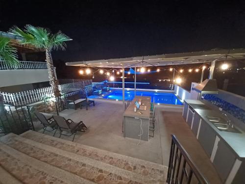サン・カルロスにあるAlberca Caliente, Heated Pool House with the viewの- 夜間のスイミングプール(テーブル、椅子付)