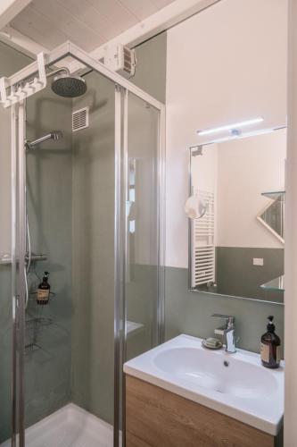 a bathroom with a sink and a shower at Le Gelosie B&B in Ravenna