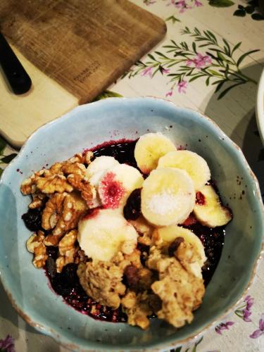 ル・ブール・ドアザンにあるSport'Hotel-Aparthotel de Milanのバナナとブルーベリーが入った青いボウル