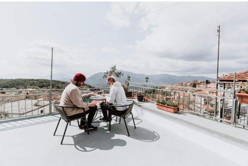 duas pessoas sentadas numa mesa no telhado em The Traditional Greek House em Ioannina