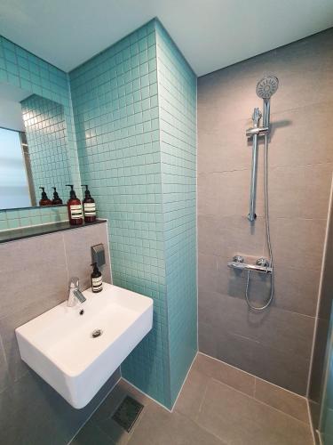łazienka z umywalką i prysznicem w obiekcie YOLO Guesthouse w Seulu