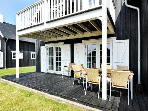 eine Terrasse mit einem Tisch und Stühlen auf einer Terrasse in der Unterkunft 8 person holiday home in Gjern in Gjern