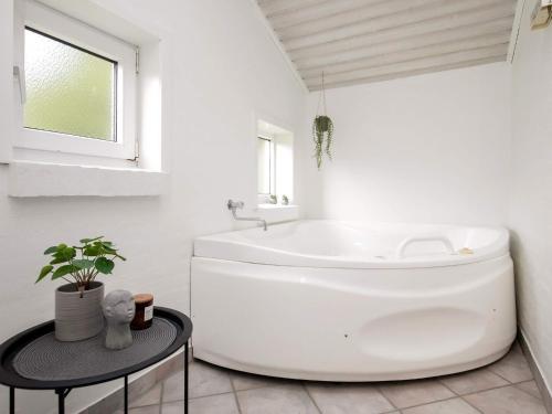 y baño con bañera blanca y lavamanos. en 8 person holiday home in Vejers Strand, en Vejers Strand