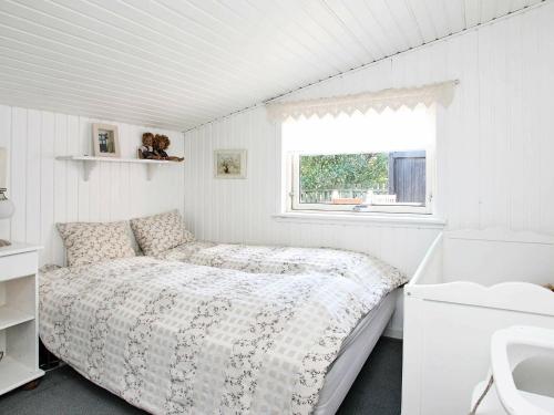 Habitación blanca con cama y ventana en Holiday Home Amtsvej, en Trend