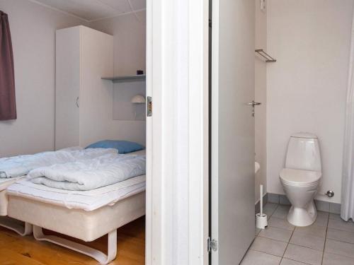 Vonios kambarys apgyvendinimo įstaigoje Beautiful Holiday Home in HÃ¸jer with Terrace