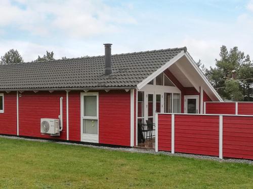 Lyngsåにある6 person holiday home in S byの赤い家