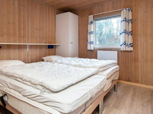 Postel nebo postele na pokoji v ubytování 10 person holiday home in Glesborg-By Traum