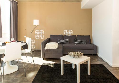 - un salon avec un canapé et une table dans l'établissement Aveiro Urban Flat, à Aveiro