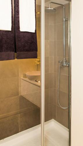 a bathroom with a shower and a sink at Aveiro Urban Flat in Aveiro