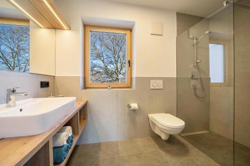 ein Bad mit einem Waschbecken, einem WC und einer Dusche in der Unterkunft sunnig Apartment Sonnenaufgang in Völlan