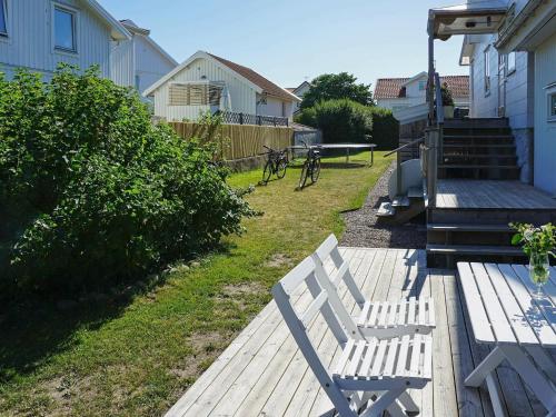 un banco sentado en una cubierta en un patio en 4 person holiday home in ker en Öckerö