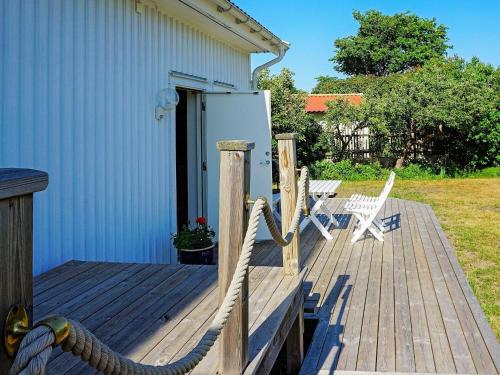 una terraza con nevera y una silla. en 4 person holiday home in ker, en Öckerö