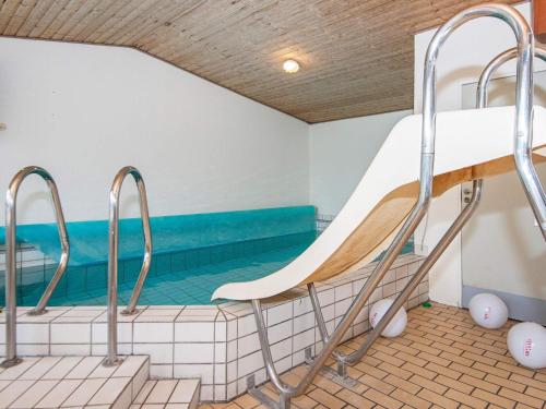 einem Pool mit Rutsche im Pool in der Unterkunft 12 person holiday home in Ebeltoft in Ebeltoft