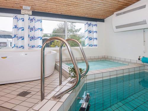 einen großen Pool mit Badewanne und Pool in der Unterkunft 12 person holiday home in Ebeltoft in Ebeltoft