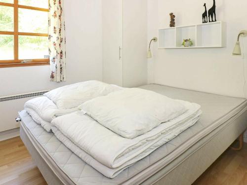 Una cama o camas en una habitación de Holiday home Hadsund XLVI