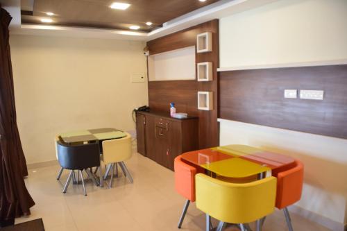 a meeting room with a table and chairs at B2B Home Stay in Kodaikānāl