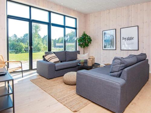 ein Wohnzimmer mit 2 Sofas und einem Tisch in der Unterkunft 16 person holiday home in Glesborg in Glesborg
