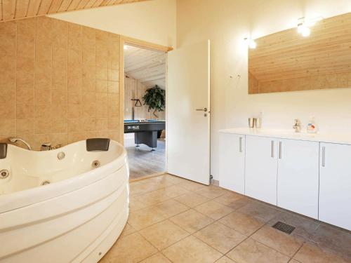 duża łazienka z wanną i umywalką w obiekcie Three-Bedroom Holiday home in Broager 4 w mieście Ålbæk