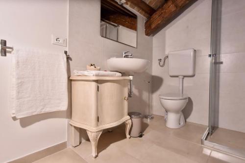 y baño con lavabo y aseo. en Palazzetto Barnaba, en Venecia