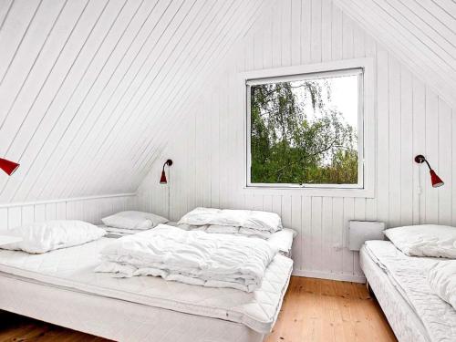 Postel nebo postele na pokoji v ubytování Holiday home Glesborg LXV