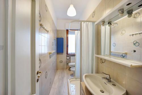 uma casa de banho com um lavatório e um WC em Orchidea Bilo5 em Diano Marina