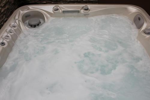 a bath tub filled with snow in a car at Zengő Kincse SPA Vendégház Hosszúhetény in Hosszúhétény