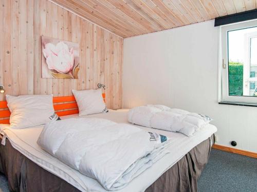 Un pat sau paturi într-o cameră la Holiday home Broager V