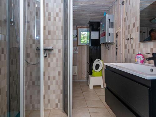 uma casa de banho com um chuveiro, um lavatório e um WC. em Holiday home Broager V em Broager