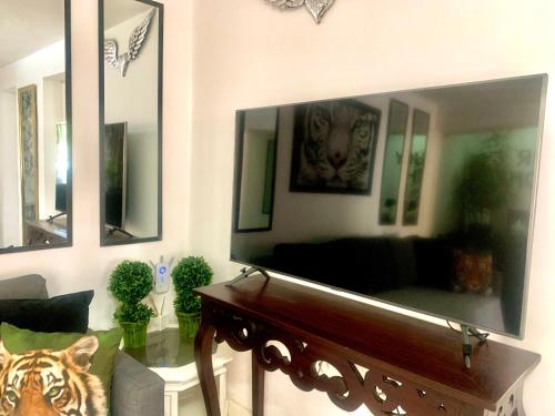 sala de estar con un espejo grande en la pared en Casita a 3 minutos de la playa con Aire Acondicionado e Internet, en Roquetas de Mar