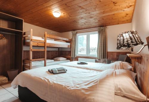 Кровать или кровати в номере Le Loup Gris - 35 pers - Vue-Wellness, Butgenbach-Malmedy