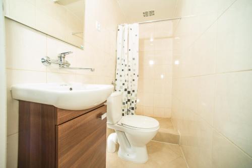 łazienka z toaletą i umywalką w obiekcie Ośrodek Wypoczynkowy Mewa w mieście Mrzeżyno