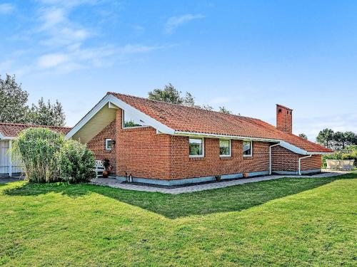 dom z czerwonej cegły z trawnikiem w obiekcie 7 person holiday home in Kalundborg w mieście Kalundborg