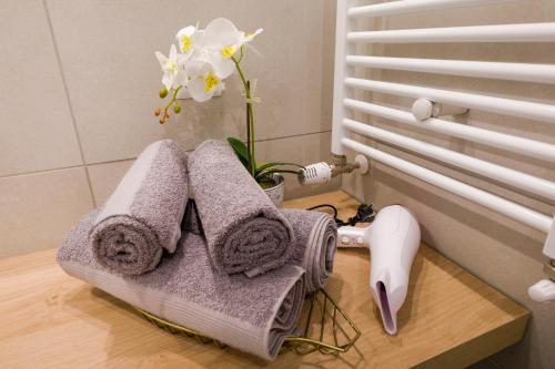 Baño con toallas en una mesa junto a una ventana en Bucharest Luxury Apartments, en Bucarest