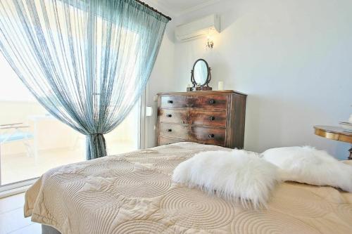 Postel nebo postele na pokoji v ubytování Beach Villa Blue by PosarelliVillas