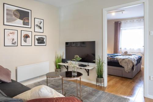 een witte woonkamer met een bed en een tafel bij STYLISH URBAN OASIS in Zagreb